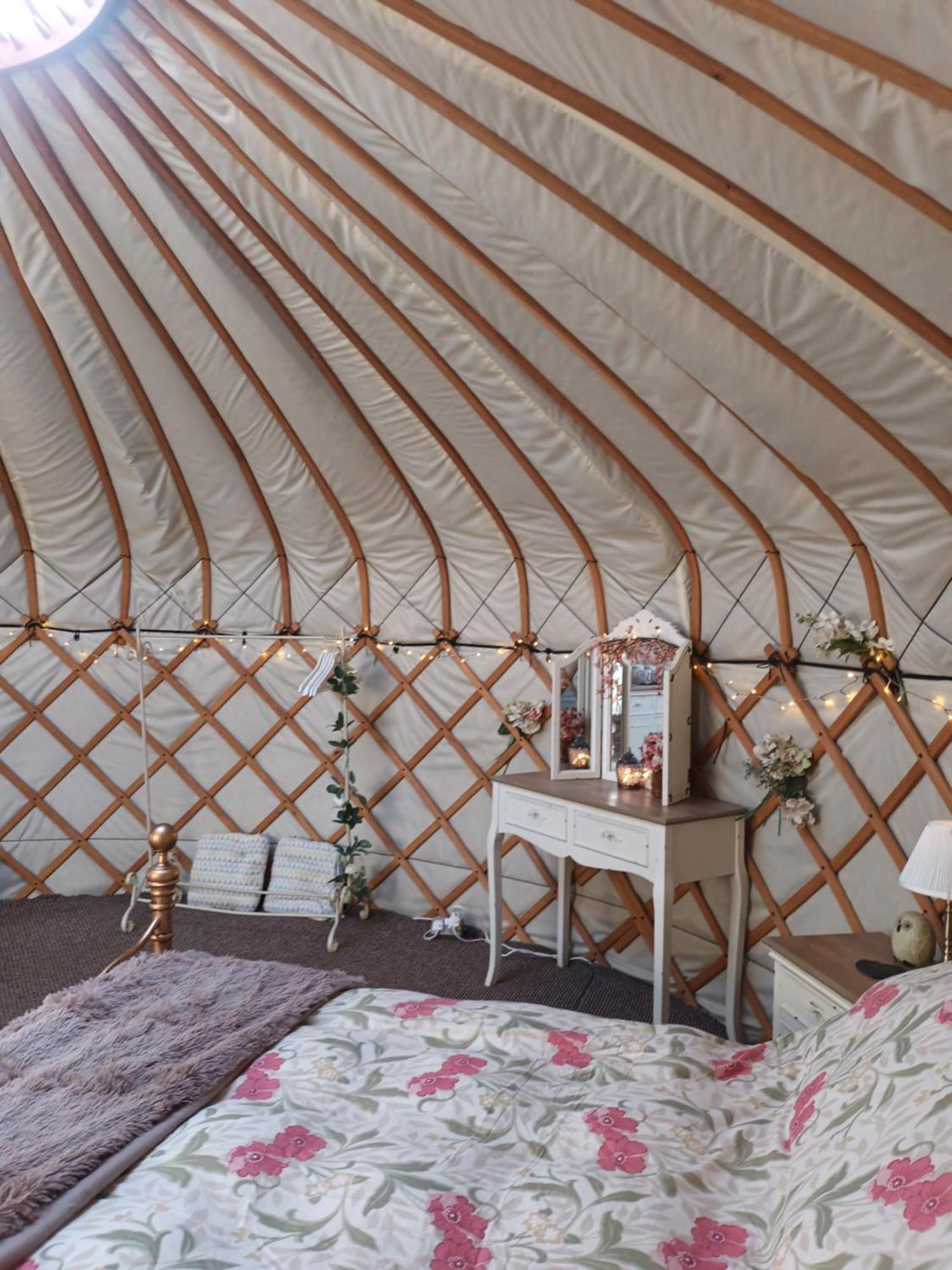 Gingerbread Cottage Yurts Dereham Exteriör bild