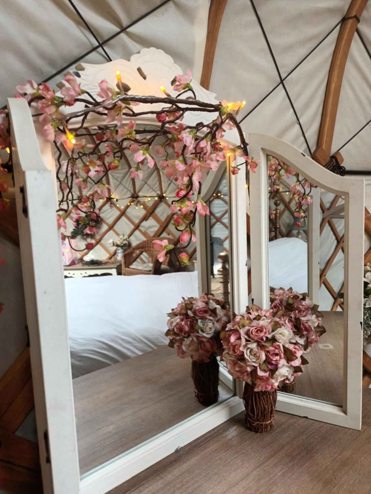Gingerbread Cottage Yurts Dereham Exteriör bild