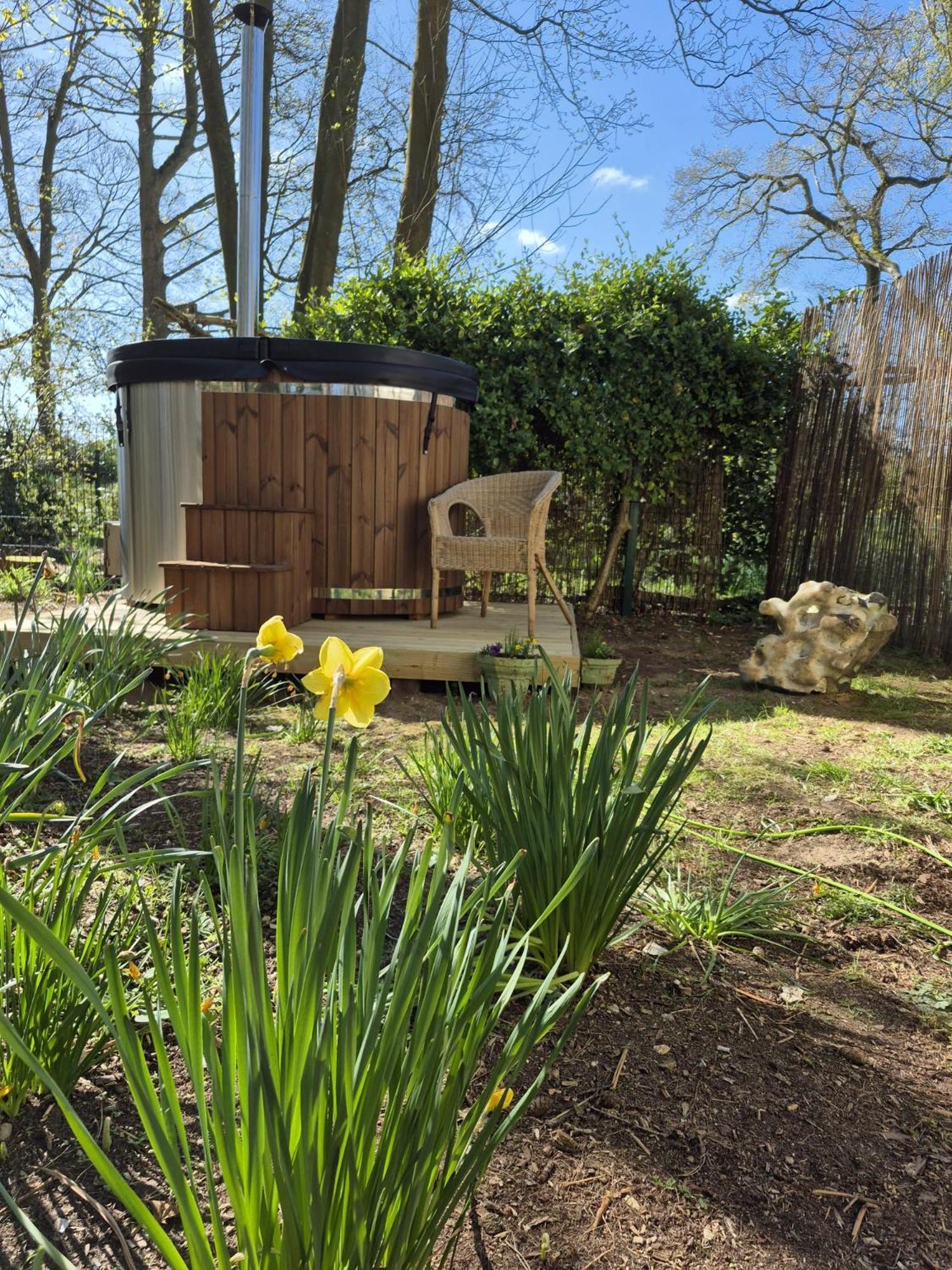 Gingerbread Cottage Yurts Dereham Exteriör bild