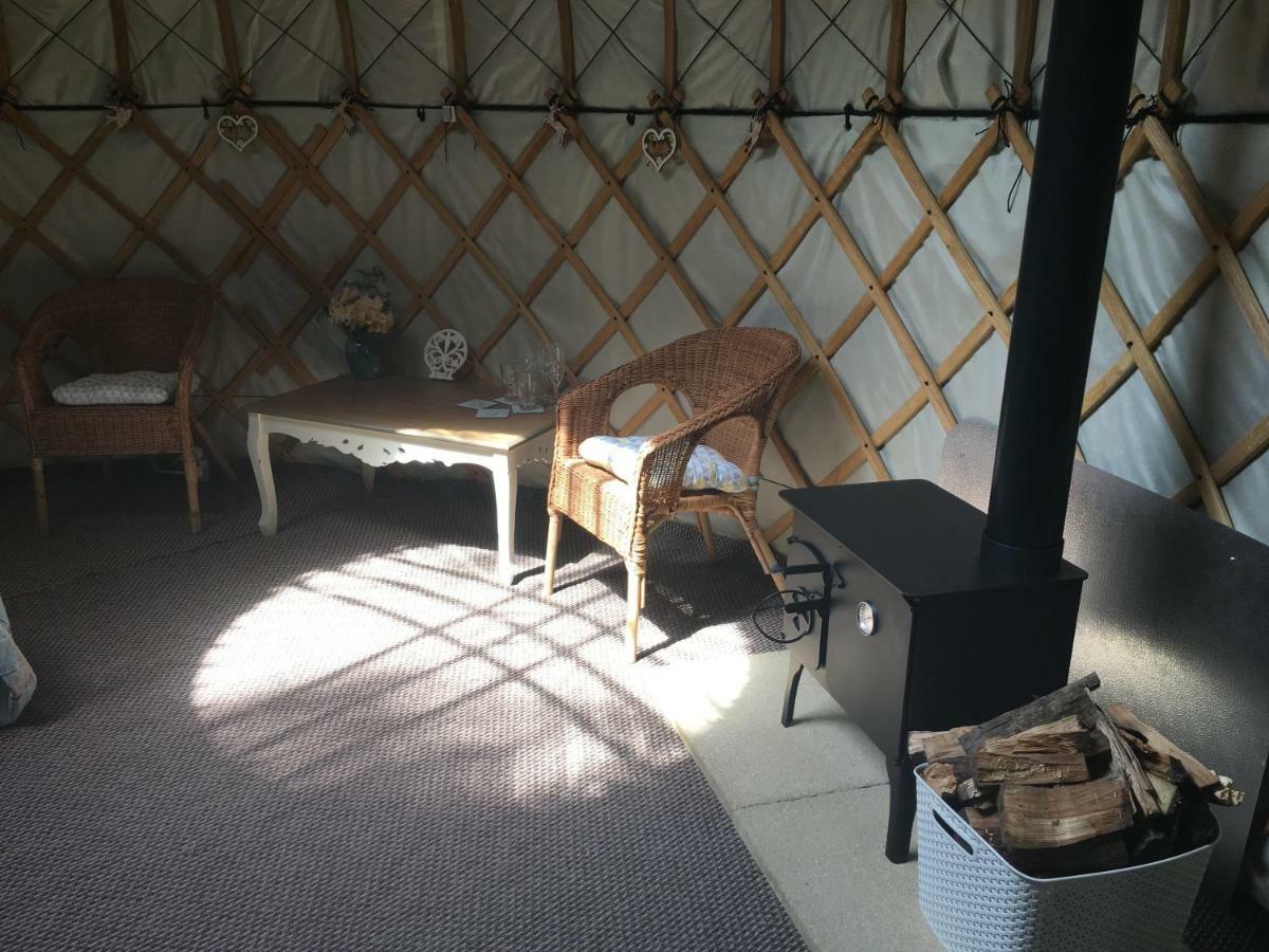 Gingerbread Cottage Yurts Dereham Exteriör bild